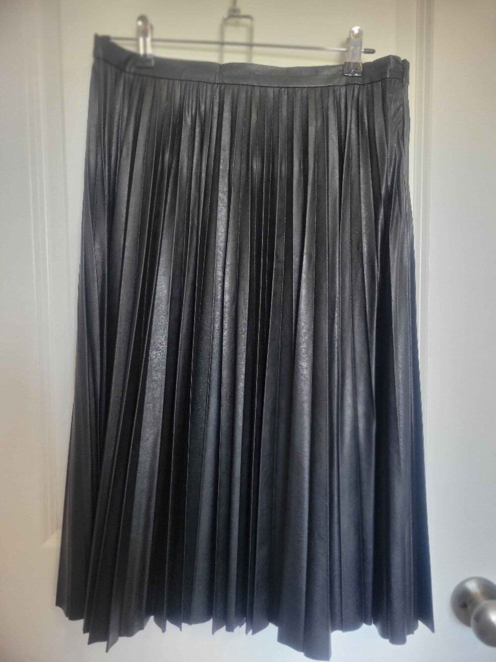 ANNE KLEIN pleaded faux-leather skirt